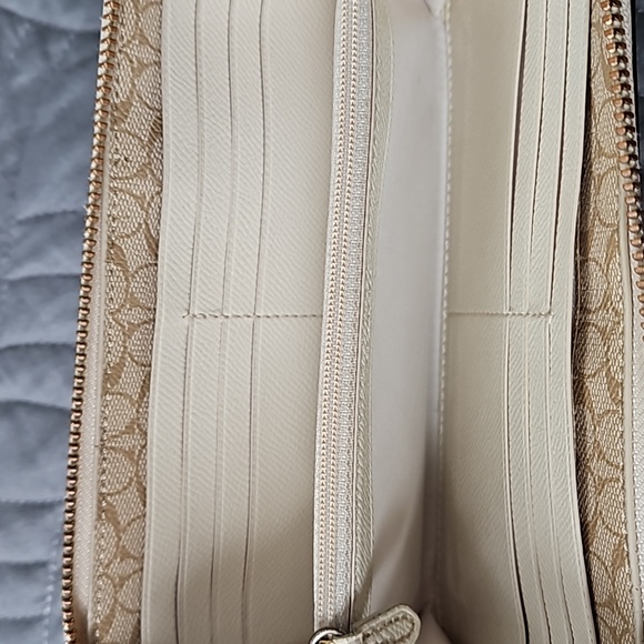 Coach Wallet - Picture 4 of 6